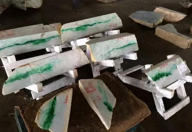 关于翡翠巨蟒价格的信息-第5张图片-翡翠网 关于翡翠巨蟒价格的信息-第5张图片-翡翠网