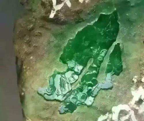 翡翠原石如何出料翡翠蒙包料能出真了吗-第1张图片-翡翠网 翡翠原石如何出料翡翠蒙包料能出真了吗-第1张图片-翡翠网