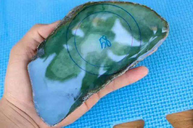 翡翠原石如何出料翡翠蒙包料能出真了吗-第2张图片-翡翠网 翡翠原石如何出料翡翠蒙包料能出真了吗-第2张图片-翡翠网