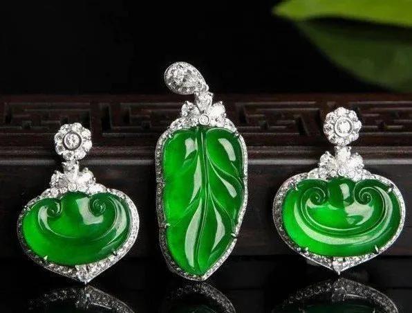 翡翠摆件雕工费,翡翠雕工价格及图片-第1张图片-翡翠网 翡翠摆件雕工费,翡翠雕工价格及图片-第1张图片-翡翠网