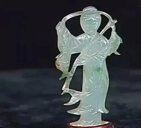 翡翠摆件雕工费,翡翠雕工价格及图片-第5张图片-翡翠网 翡翠摆件雕工费,翡翠雕工价格及图片-第5张图片-翡翠网