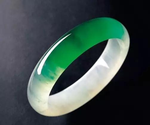 翡翠原石表面翡翠原石鉴定部门-第1张图片-翡翠网 翡翠原石表面翡翠原石鉴定部门-第1张图片-翡翠网