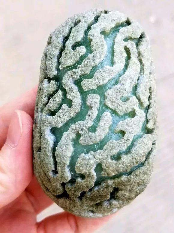 翡翠为什么要选择原石翡翠草绿晴底原石做什么好-第1张图片-翡翠网 翡翠为什么要选择原石翡翠草绿晴底原石做什么好-第1张图片-翡翠网