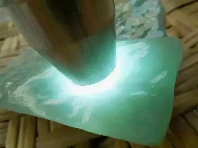 翡翠为什么要选择原石翡翠草绿晴底原石做什么好-第5张图片-翡翠网 翡翠为什么要选择原石翡翠草绿晴底原石做什么好-第5张图片-翡翠网