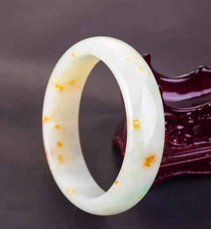 翡翠手镯上的暗斑的简单介绍-第1张图片-翡翠网 翡翠手镯上的暗斑的简单介绍-第1张图片-翡翠网