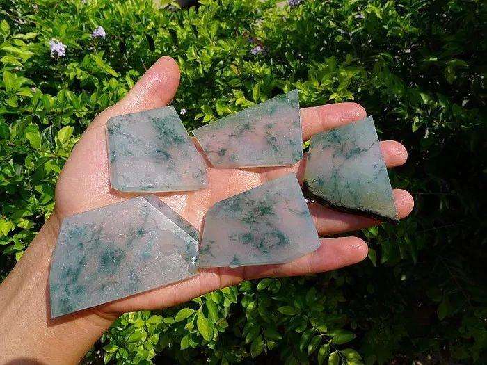 关于翡翠脱沙皮老粉原石开窗料的信息-第1张图片-翡翠网 关于翡翠脱沙皮老粉原石开窗料的信息-第1张图片-翡翠网