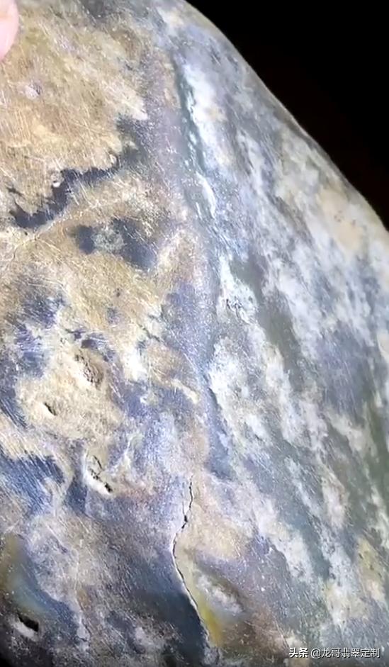 翡翠原石局部脱沙,翡翠原石脱沙怎么办-第1张图片-翡翠网 翡翠原石局部脱沙,翡翠原石脱沙怎么办-第1张图片-翡翠网