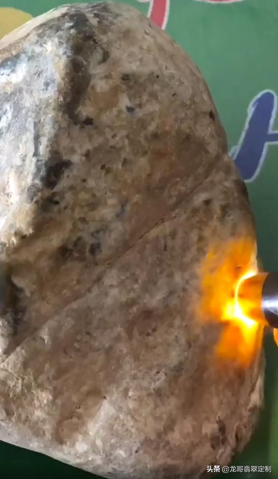 翡翠原石局部脱沙,翡翠原石脱沙怎么办-第2张图片-翡翠网 翡翠原石局部脱沙,翡翠原石脱沙怎么办-第2张图片-翡翠网