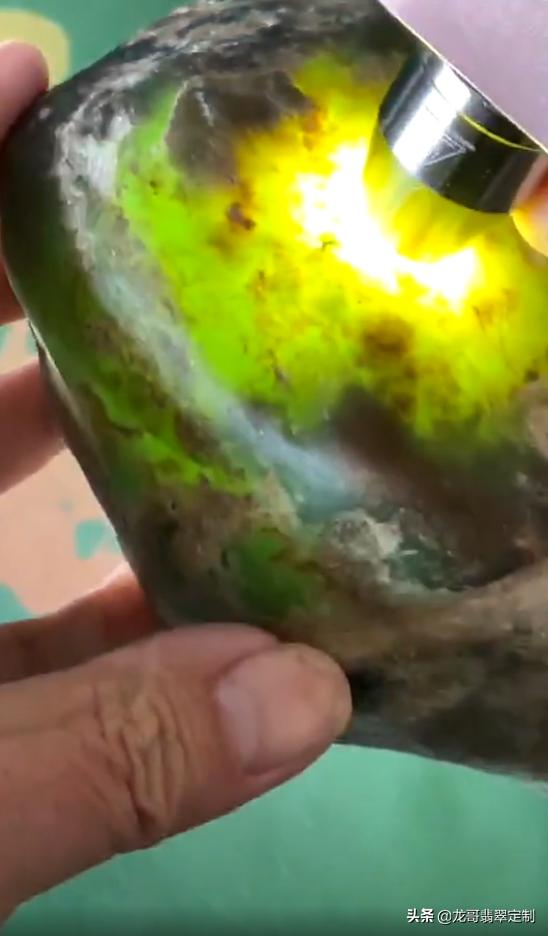 翡翠原石局部脱沙,翡翠原石脱沙怎么办-第3张图片-翡翠网 翡翠原石局部脱沙,翡翠原石脱沙怎么办-第3张图片-翡翠网