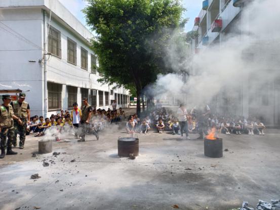 火灾图片简笔画图片,翡翠山湖学校地震火灾逃生知识-第5张图片-翡翠网 火灾图片简笔画图片,翡翠山湖学校地震火灾逃生知识-第5张图片-翡翠网