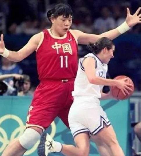 腾空青翡翠手镯的简单介绍-第5张图片-翡翠网 腾空青翡翠手镯的简单介绍-第5张图片-翡翠网