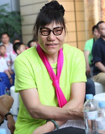 腾空青翡翠手镯的简单介绍-第6张图片-翡翠网 腾空青翡翠手镯的简单介绍-第6张图片-翡翠网