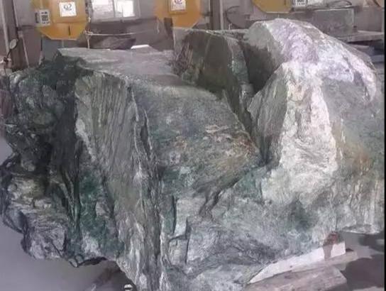翡翠原石切开后,100吨翡翠原石开切视频-第1张图片-翡翠网 翡翠原石切开后,100吨翡翠原石开切视频-第1张图片-翡翠网