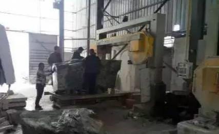 翡翠原石切开后,100吨翡翠原石开切视频-第2张图片-翡翠网 翡翠原石切开后,100吨翡翠原石开切视频-第2张图片-翡翠网