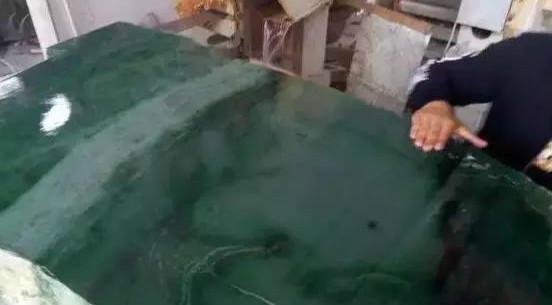 翡翠原石切开后,100吨翡翠原石开切视频-第3张图片-翡翠网 翡翠原石切开后,100吨翡翠原石开切视频-第3张图片-翡翠网