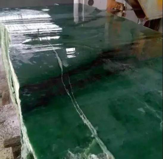 翡翠原石切开后,100吨翡翠原石开切视频-第4张图片-翡翠网 翡翠原石切开后,100吨翡翠原石开切视频-第4张图片-翡翠网