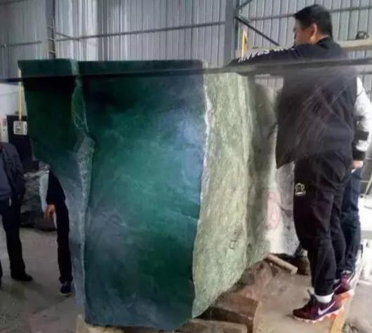 翡翠原石切开后,100吨翡翠原石开切视频-第5张图片-翡翠网 翡翠原石切开后,100吨翡翠原石开切视频-第5张图片-翡翠网