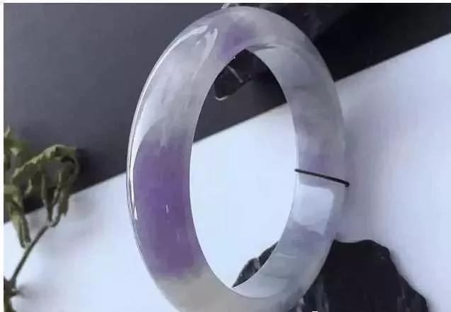 一男子给老婆买翡翠手镯,翡翠手镯带哪个手-第1张图片-翡翠网 一男子给老婆买翡翠手镯,翡翠手镯带哪个手-第1张图片-翡翠网