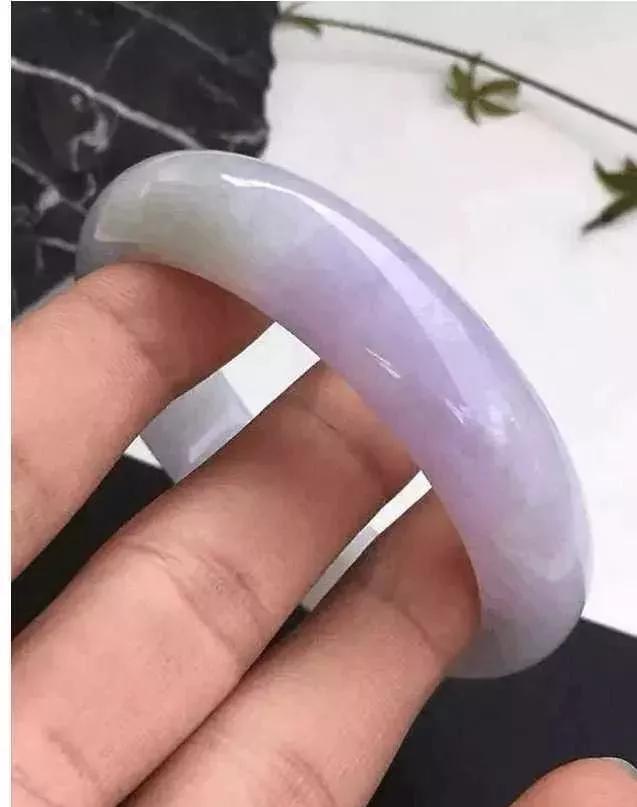 一男子给老婆买翡翠手镯,翡翠手镯带哪个手-第2张图片-翡翠网 一男子给老婆买翡翠手镯,翡翠手镯带哪个手-第2张图片-翡翠网