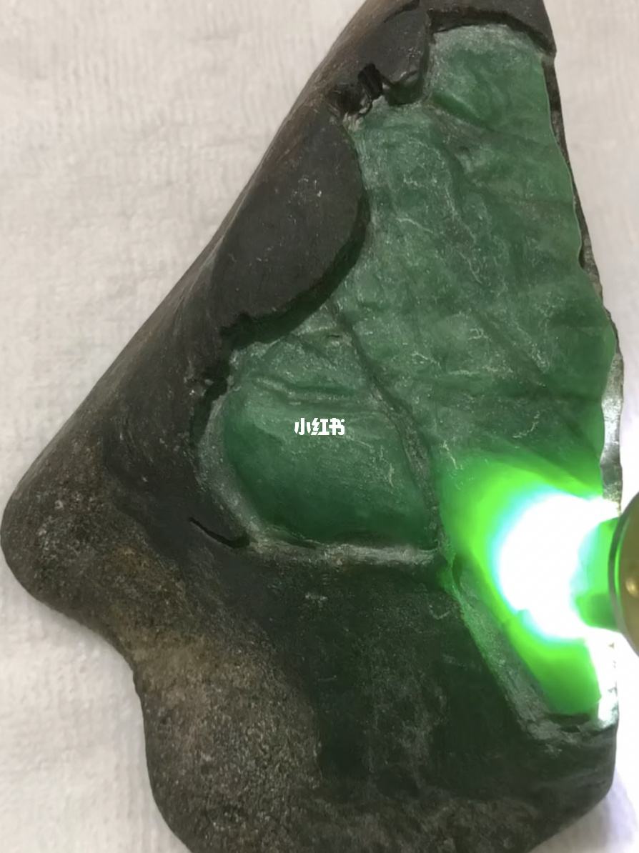 莫湾基色料翡翠原石特征的简单介绍-第2张图片-翡翠网 莫湾基色料翡翠原石特征的简单介绍-第2张图片-翡翠网