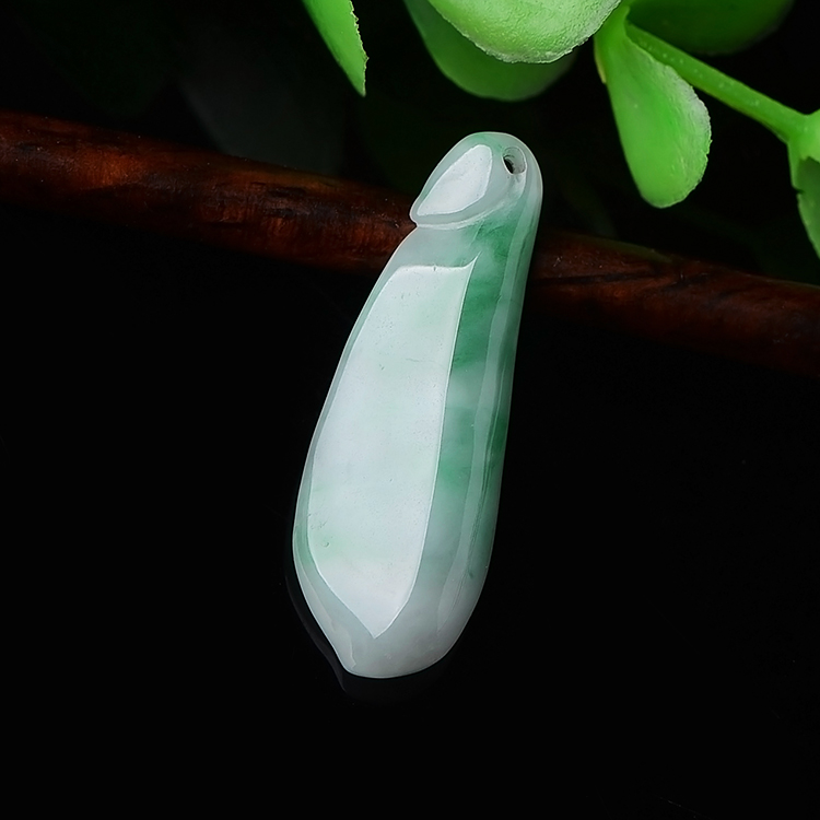 缅甸翡翠玉坠价格和田玉和翡翠哪个好-第1张图片-翡翠网 缅甸翡翠玉坠价格和田玉和翡翠哪个好-第1张图片-翡翠网