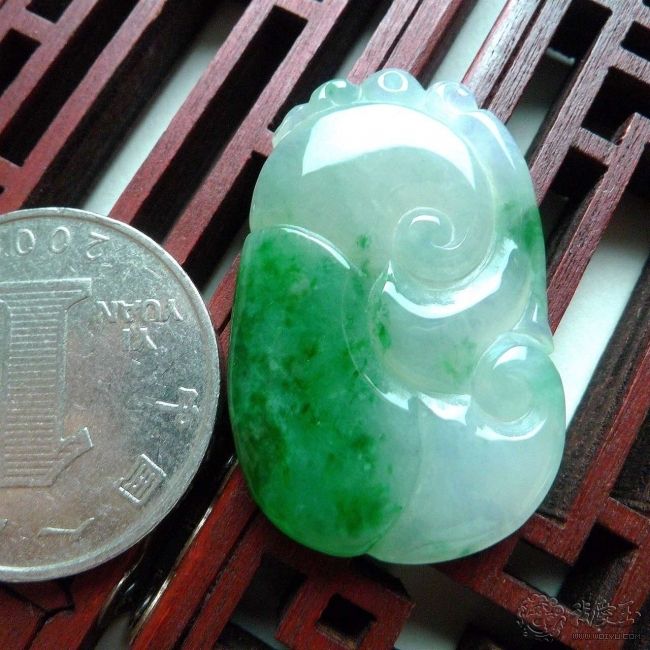 缅甸翡翠玉坠价格和田玉和翡翠哪个好-第2张图片-翡翠网 缅甸翡翠玉坠价格和田玉和翡翠哪个好-第2张图片-翡翠网