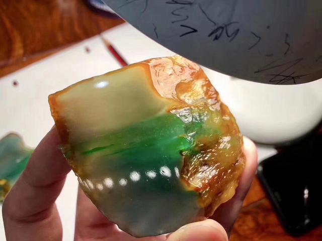 翡翠黄加绿的寓意,翡翠原石黄加绿-第1张图片-翡翠网 翡翠黄加绿的寓意,翡翠原石黄加绿-第1张图片-翡翠网