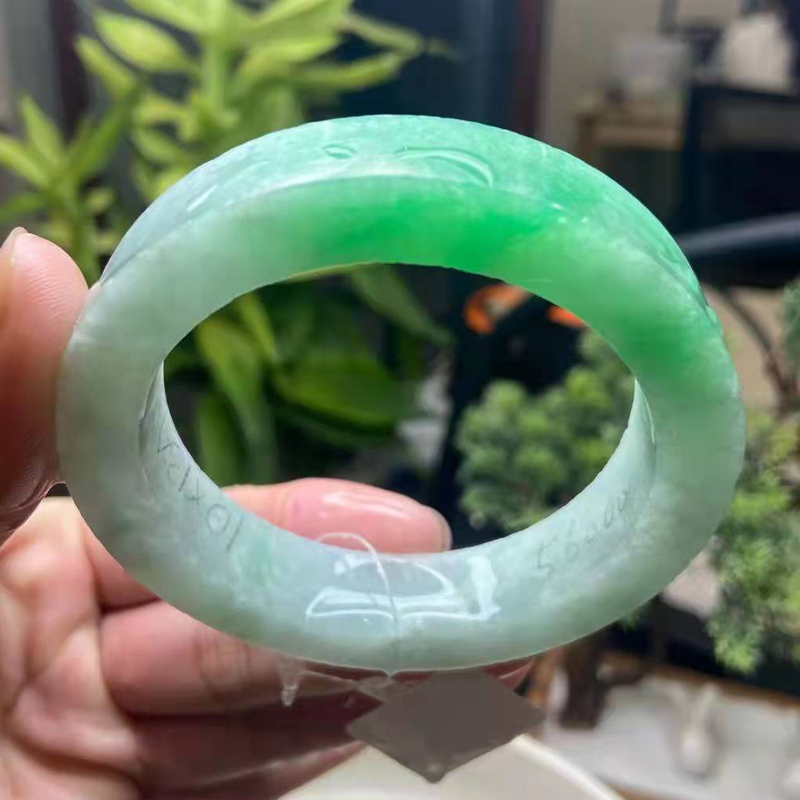 天猫翡翠手镯绿色和玉手镯价格的简单介绍-第2张图片-翡翠网 天猫翡翠手镯绿色和玉手镯价格的简单介绍-第2张图片-翡翠网