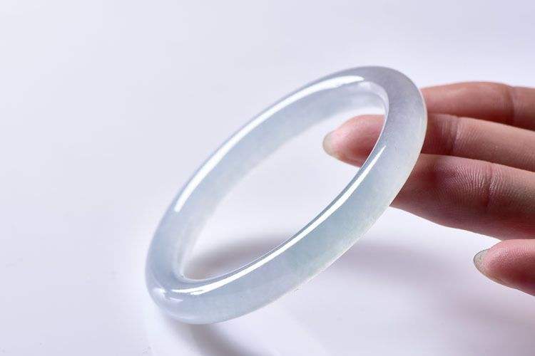 现代翡翠手镯值多少钱的简单介绍-第1张图片-翡翠网 现代翡翠手镯值多少钱的简单介绍-第1张图片-翡翠网