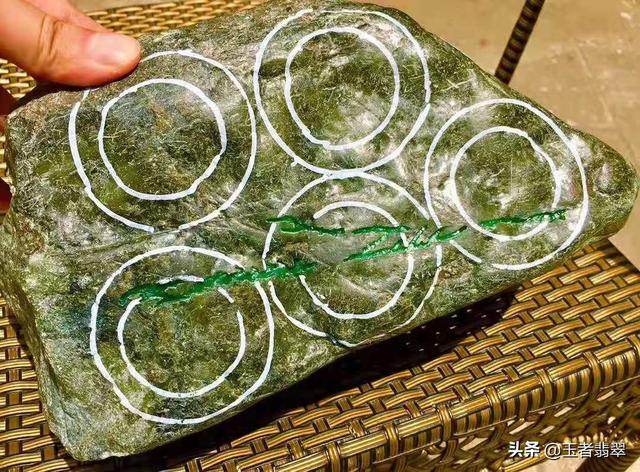 会卡青蛙皮翡翠原石的简单介绍-第1张图片-翡翠网 会卡青蛙皮翡翠原石的简单介绍-第1张图片-翡翠网