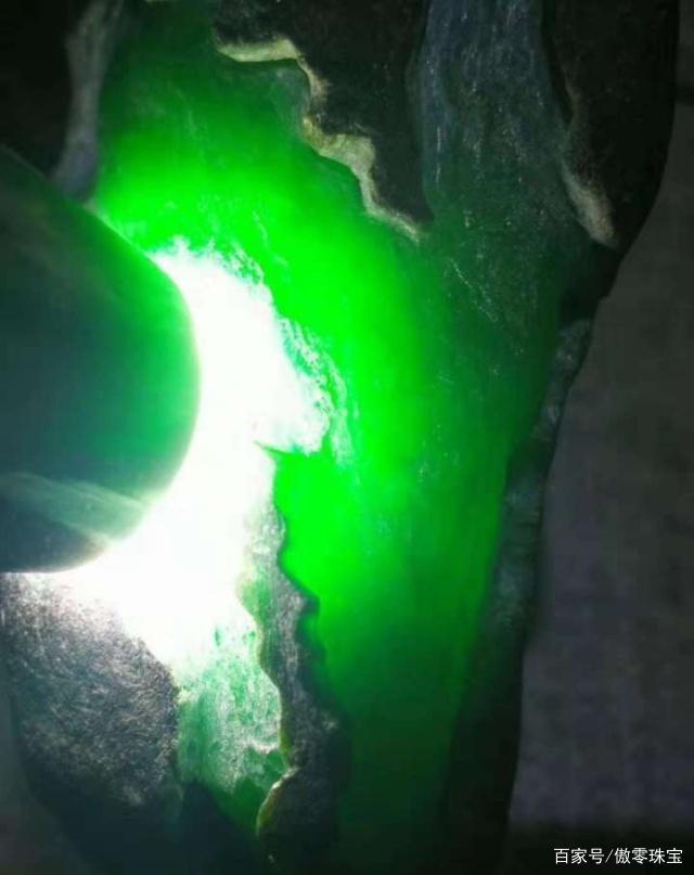 缅甸祖母绿满绿翡翠玉手镯,祖母绿翡翠原石戒面-第2张图片-翡翠网 缅甸祖母绿满绿翡翠玉手镯,祖母绿翡翠原石戒面-第2张图片-翡翠网