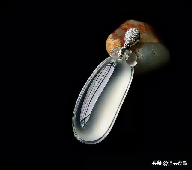 关于珠宝翡翠起荧光知识讲解的信息-第2张图片-翡翠网 关于珠宝翡翠起荧光知识讲解的信息-第2张图片-翡翠网