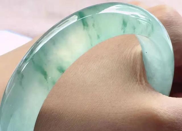 翡翠手镯什么颜色好翡翠手镯深绿的好还是绿色好-第3张图片-翡翠网 翡翠手镯什么颜色好翡翠手镯深绿的好还是绿色好-第3张图片-翡翠网