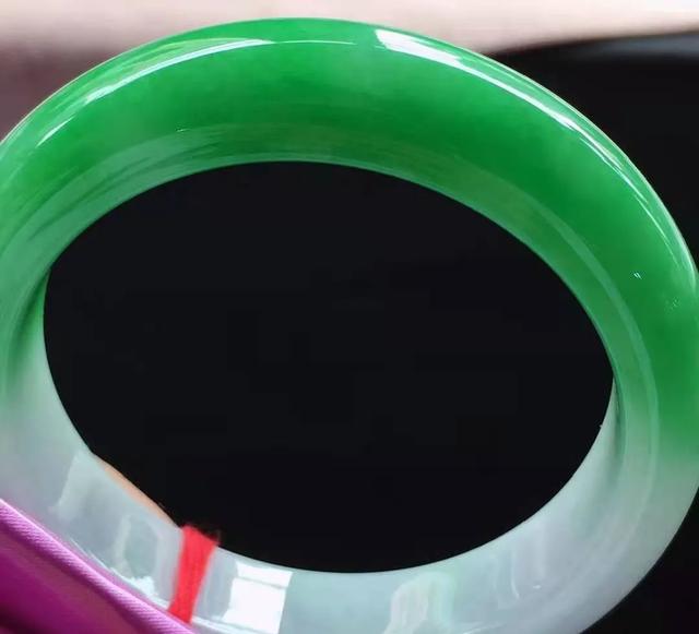 翡翠手镯什么颜色好翡翠手镯深绿的好还是绿色好-第6张图片-翡翠网 翡翠手镯什么颜色好翡翠手镯深绿的好还是绿色好-第6张图片-翡翠网