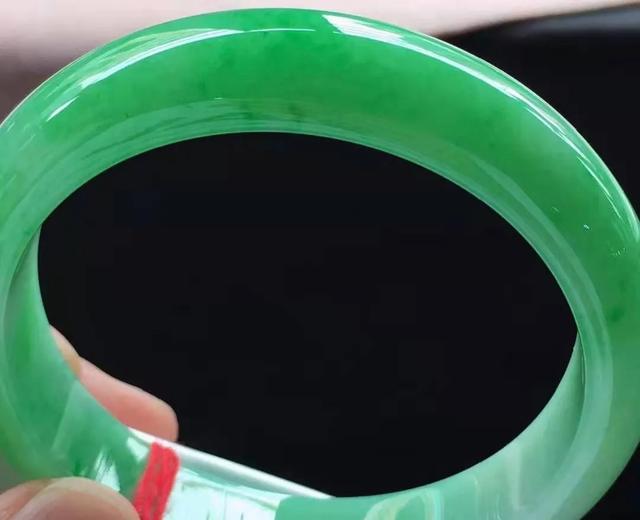 翡翠手镯什么颜色好翡翠手镯深绿的好还是绿色好-第9张图片-翡翠网 翡翠手镯什么颜色好翡翠手镯深绿的好还是绿色好-第9张图片-翡翠网