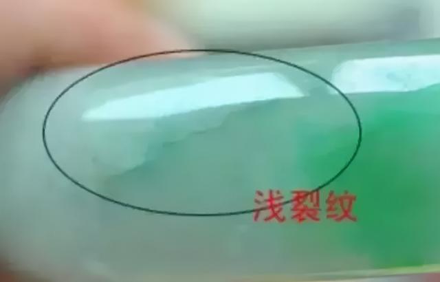 翡翠手镯什么颜色好翡翠手镯深绿的好还是绿色好-第11张图片-翡翠网 翡翠手镯什么颜色好翡翠手镯深绿的好还是绿色好-第11张图片-翡翠网