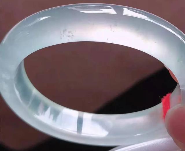 翡翠手镯什么颜色好翡翠手镯深绿的好还是绿色好-第14张图片-翡翠网 翡翠手镯什么颜色好翡翠手镯深绿的好还是绿色好-第14张图片-翡翠网