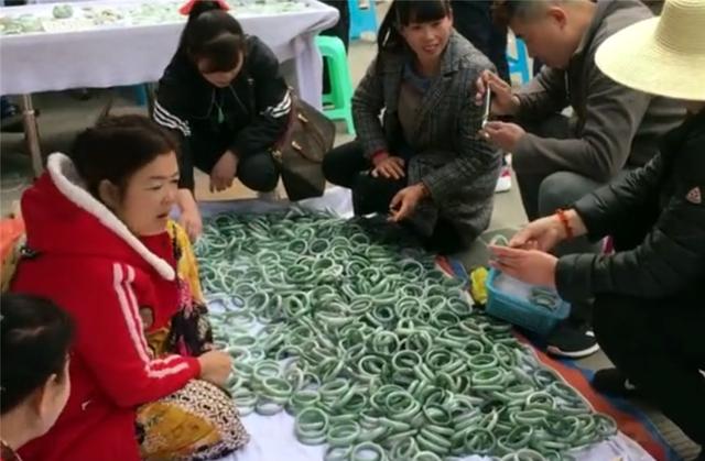 大连最便宜的翡翠手镯,翡翠手镯12种颜色-第10张图片-翡翠网 大连最便宜的翡翠手镯,翡翠手镯12种颜色-第10张图片-翡翠网