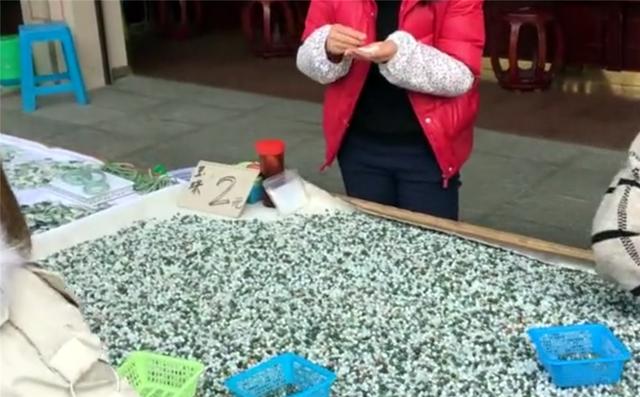 大连最便宜的翡翠手镯,翡翠手镯12种颜色-第11张图片-翡翠网 大连最便宜的翡翠手镯,翡翠手镯12种颜色-第11张图片-翡翠网