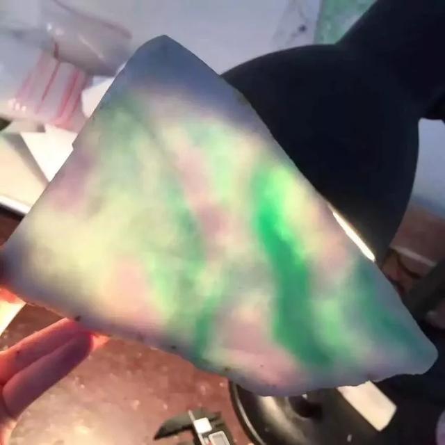 翡翠原石抛光有哪些好处翡翠和玉哪个养人-第3张图片-翡翠网 翡翠原石抛光有哪些好处翡翠和玉哪个养人-第3张图片-翡翠网