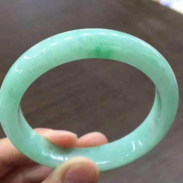 翡翠油青和糯种的区别,老坑油青翡翠价格-第2张图片-翡翠网 翡翠油青和糯种的区别,老坑油青翡翠价格-第2张图片-翡翠网