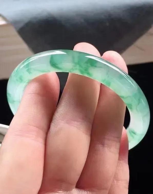 上亿的帝王绿翡翠手镯你这个是冰种翡翠手镯抖音号-第15张图片-翡翠网 上亿的帝王绿翡翠手镯你这个是冰种翡翠手镯抖音号-第15张图片-翡翠网