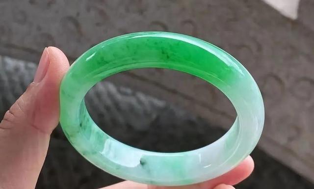 上亿的帝王绿翡翠手镯你这个是冰种翡翠手镯抖音号-第18张图片-翡翠网 上亿的帝王绿翡翠手镯你这个是冰种翡翠手镯抖音号-第18张图片-翡翠网