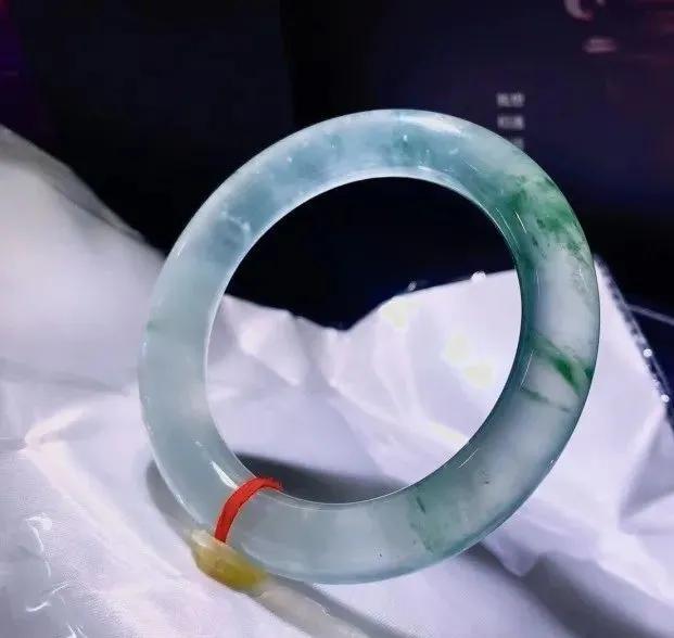 上亿的帝王绿翡翠手镯你这个是冰种翡翠手镯抖音号-第20张图片-翡翠网 上亿的帝王绿翡翠手镯你这个是冰种翡翠手镯抖音号-第20张图片-翡翠网