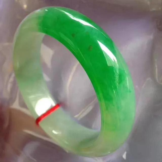 上亿的帝王绿翡翠手镯你这个是冰种翡翠手镯抖音号-第22张图片-翡翠网 上亿的帝王绿翡翠手镯你这个是冰种翡翠手镯抖音号-第22张图片-翡翠网