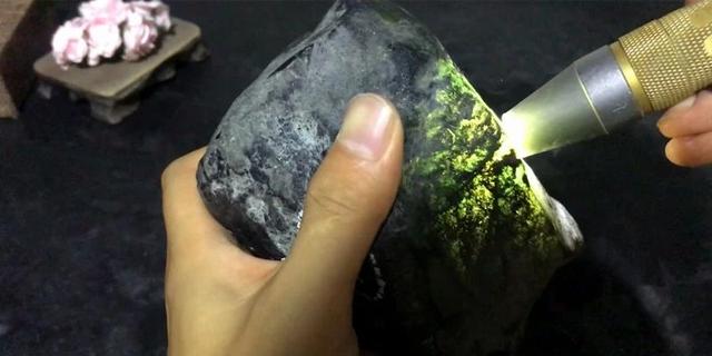 帕敢疙瘩皮翡翠原石,格英角翡翠原石特点-第3张图片-翡翠网 帕敢疙瘩皮翡翠原石,格英角翡翠原石特点-第3张图片-翡翠网