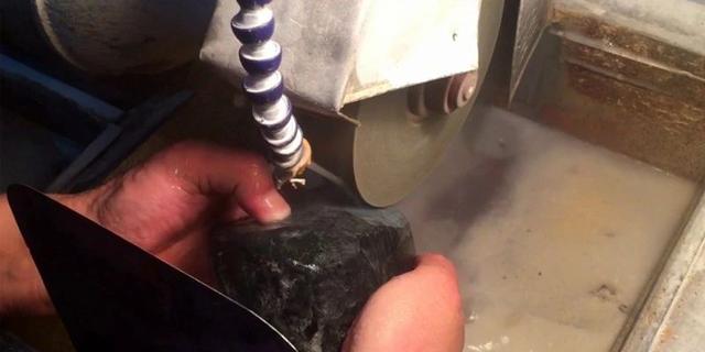 帕敢疙瘩皮翡翠原石,格英角翡翠原石特点-第4张图片-翡翠网 帕敢疙瘩皮翡翠原石,格英角翡翠原石特点-第4张图片-翡翠网