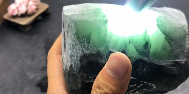 帕敢疙瘩皮翡翠原石,格英角翡翠原石特点-第5张图片-翡翠网 帕敢疙瘩皮翡翠原石,格英角翡翠原石特点-第5张图片-翡翠网