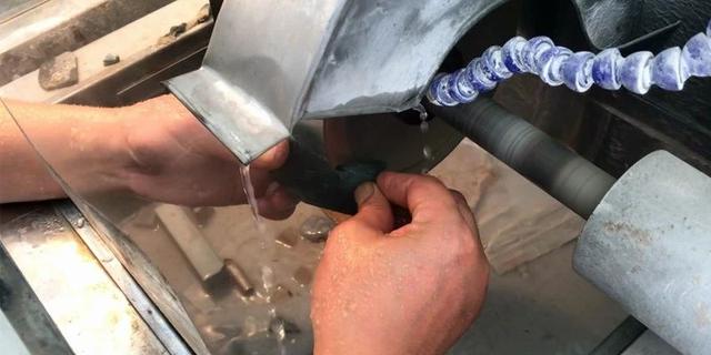 帕敢疙瘩皮翡翠原石,格英角翡翠原石特点-第6张图片-翡翠网 帕敢疙瘩皮翡翠原石,格英角翡翠原石特点-第6张图片-翡翠网