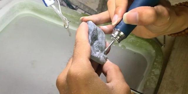 帕敢疙瘩皮翡翠原石,格英角翡翠原石特点-第7张图片-翡翠网 帕敢疙瘩皮翡翠原石,格英角翡翠原石特点-第7张图片-翡翠网